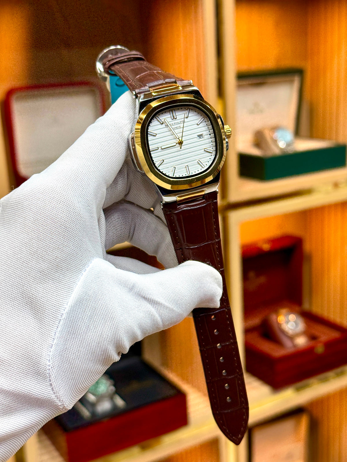 Patek Philippe Luxury Men’s Leather Strap Watch - Automatic Date Display Feature