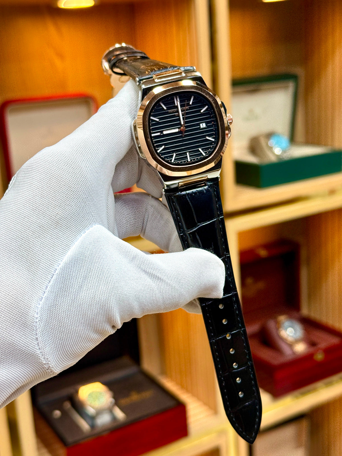 Patek Philippe Luxury Men’s Leather Strap Watch - Automatic Date Display Feature