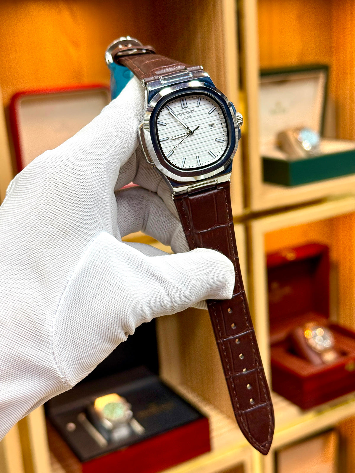 Patek Philippe Luxury Men’s Leather Strap Watch - Automatic Date Display Feature