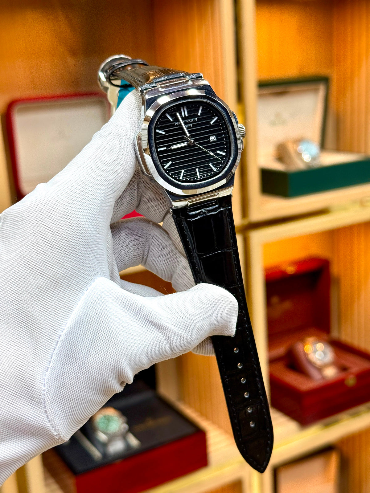 Patek Philippe Luxury Men’s Leather Strap Watch - Automatic Date Display Feature